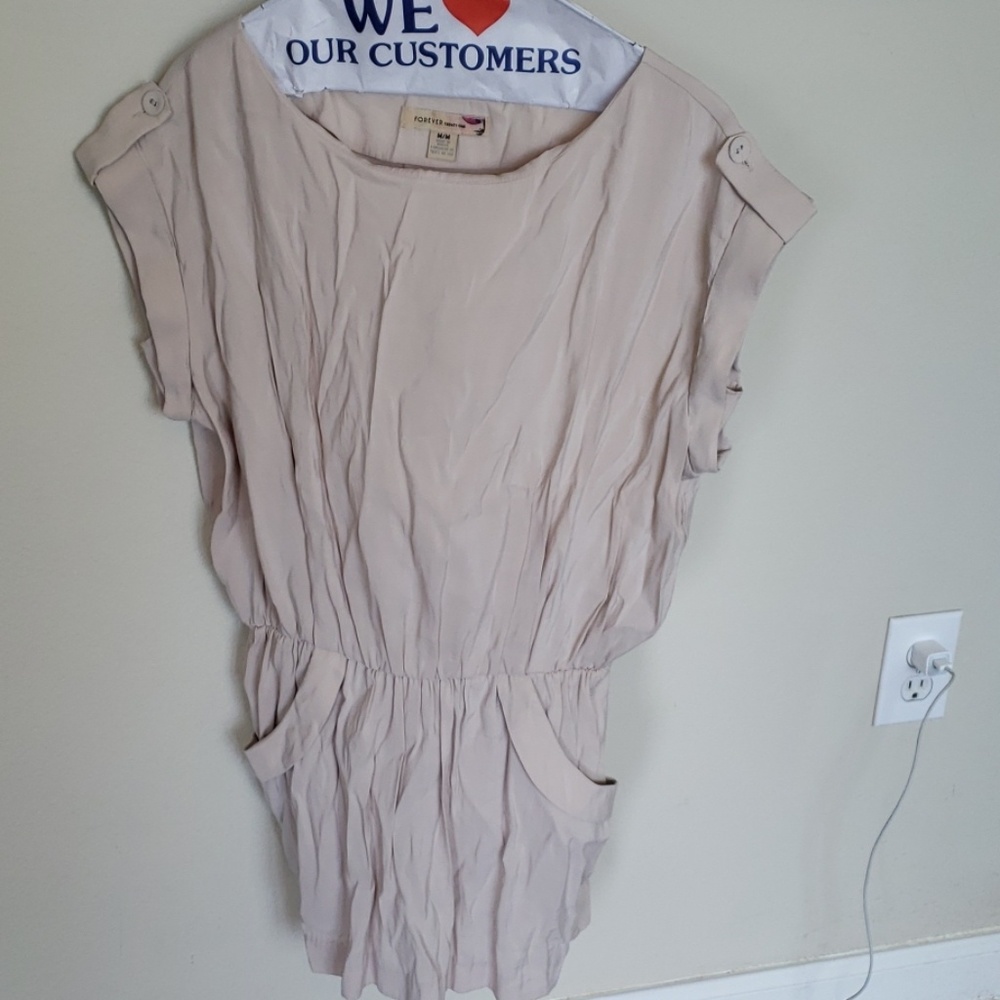 Forever 21 tunic with pockets and cap sleeves